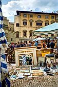 Arezzo - La fiera dell'antiquariato in piazza Grande la prima domenica del mese. 